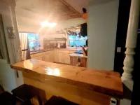 Charming completely updated cottage with water views of Croton Pond. Hotels in Croton Township