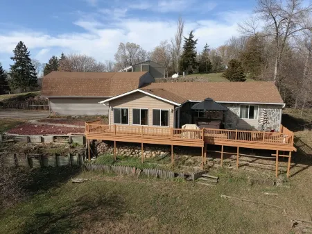 Lewis & Clark Trail Hideaway, SD side /  2 min to the lake / 10 min to Yankton.