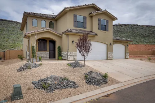 Sleek and Modern Home Rental Near Red Cliffs! - Parkplatz