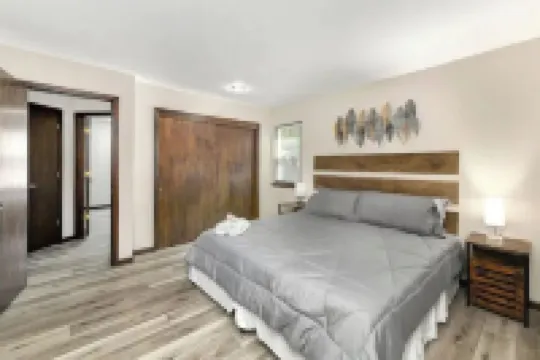 Stylish modern 4/3 family home in Overland Park