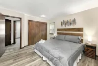 Stylish modern 4/3 family home in Overland Park