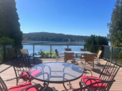 Beach Front Retreat :Private Beach and Dock Access, Hot Tub, BBQ &Free Kayaks! Hotels in Sooke