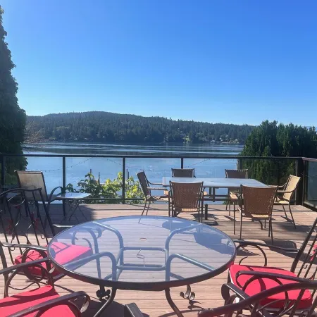 Beach Front Retreat :Private Beach and Dock Access, Hot Tub, BBQ &Free Kayaks! Отели в г. Сук