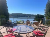 Oceanfront Cottage: Private Dock, Beach Access, Hot Tub, BBQ & Free Kayaks