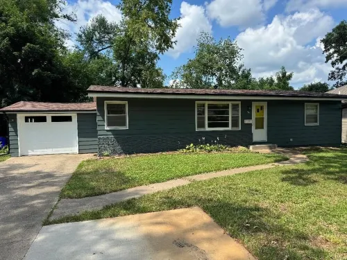 Cozy 2-bdrm home minutes from Kinnick and Melrose tailgating, AC, WiFi, parking