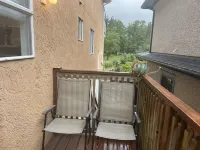 Park Side Getaway! Beautiful studio next to park. Hotel in zona Simon Fraser University