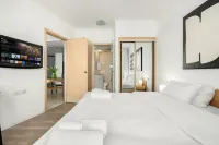 Beachfront Property with Balcony  호텔