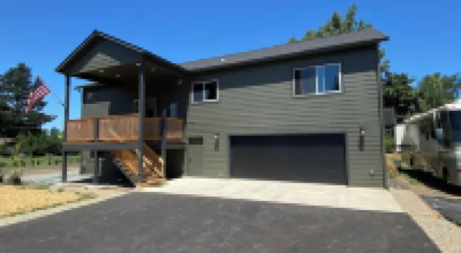 New Riverfront Retreat Home on 1 Acre - WiFi, A/C, Covered Deck and Spa