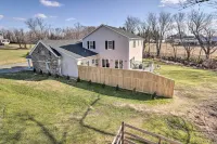 Morrisonville Manor w/ Fire Pit & Hot Tub! - Wifi