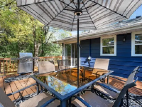 REMODELED Home, KING Beds, FAST WiFi Hotels in Minnetonka