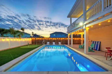 Priv Pool Yard w Putting Green Newly Remodeled Always Sunny by AvantStay