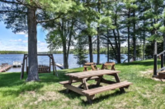 Cedar Lodge: Lakefront Cabin - Wi-Fi, Free Firewood, Generator, No Cleaning Fee!