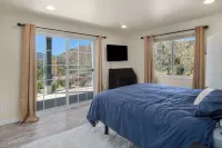 2-bedroom apartment in charming Glenwood Springs with Hot Tub, AC and Heating.