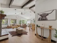 Spacious 7-Bed Home w/ Hot Tub, Fireplace, Gym, Wine Bar, and 2 Living Spaces! Hotels in Lakeside