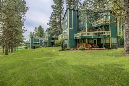 Charming condo on the golf course. 15 min from McCall.