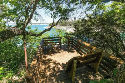 Bright Cove Bungalow- Charming & Luxe Waterfront home located on Lake Travis Các khách sạn gần Family Business Beer Company