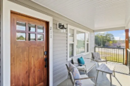 Cozy 2BR Retreat: Pets, Near Arena & Parks