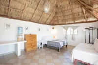 Charming rooftop bungalow 1 block from the beach!