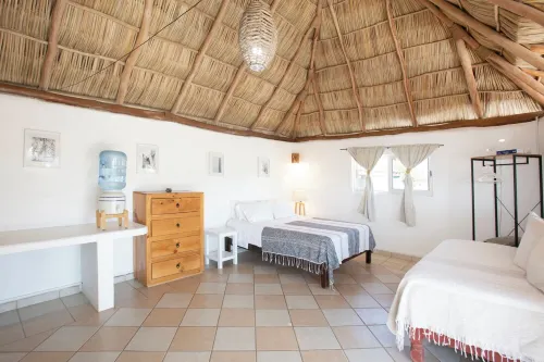 Charming rooftop bungalow 1 block from the beach!