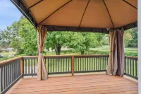 The WashMO Hospitality House WALK to riverfront, shopping, wine shuttle, HOT TUB