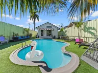 Pool and Hot Tub Retreat for Large Groups - Tropical Oasis