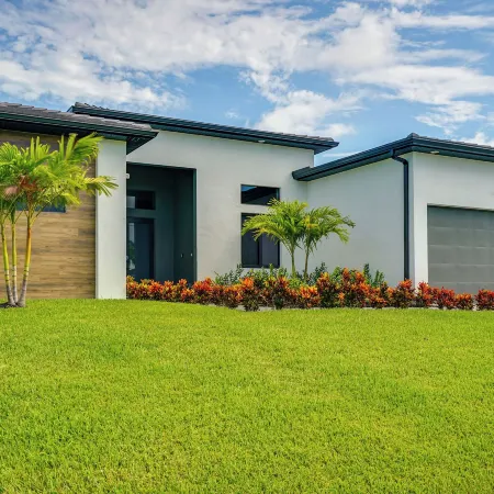 Pool & Outdoor Kitchen: Waterfront Cape Coral Home