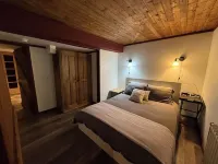 Stylish unit in Victorian house located on South Park Street. Private Garden.