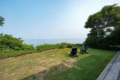 Plymouth private ocean front oversized suite on the bluff of Cape Cod Bay Отели рядом с достопримечательностью «Парк штата Эллисвилл Харбор»