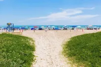 Beach view 3 bedroom condo 2 minute walk from the beach!