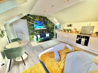 Luxe Chic Retreat - Tropical Vibes - Minutes Walk to Town and Beach - Sleeps 3