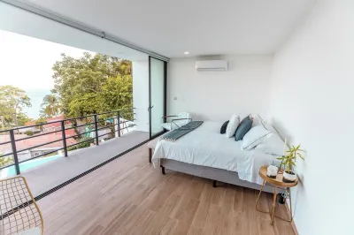 White Swan Beach House w/ Ocean Views & Private Beach Hotels in 