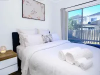 Family And Remote Work Friendly-Only 4 Minutes from The Pacific Werribee Hotels in Werribee