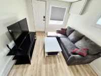 Cozy Private Bachelor Unit King Size bed. Hotels in Riverview