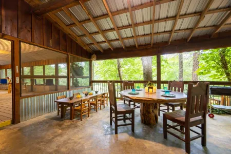 Stunning Earth Home with Private Pond Access - Unique Masterpiece Отели в г. Брокен Боу