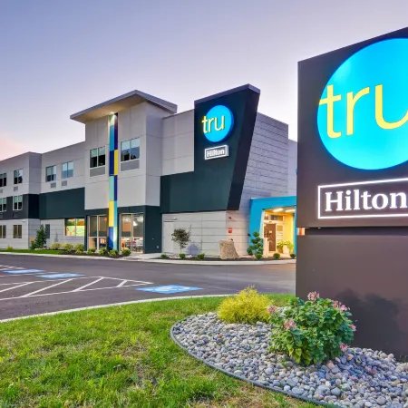 Tru by Hilton Syracuse North Airport Area Отели рядом с достопримечательностью «Конгресс-центр The Oncenter»