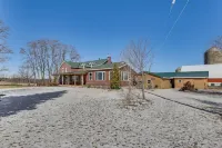 Historical Log Cabin on 80 Acres in Hartford! - Badekar