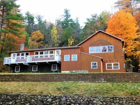 Spacious house across the street from Lake Winnipesaukee Отели рядом с достопримечательностью «Gunstock Mountain Resort»