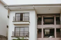 *HEREDIA*  |NEAR: AIRPORT & CONVENTION CENTER | 2B APT | NICE BALCONY Hotel a 