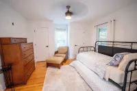 Luxury 2 bd lakefront Modern porch fire pit fisherman boat dock walk to downtown