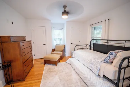 Luxury 2 bd lakefront Modern porch fire pit fisherman boat dock walk to downtown Отели в г. Кларксвилл