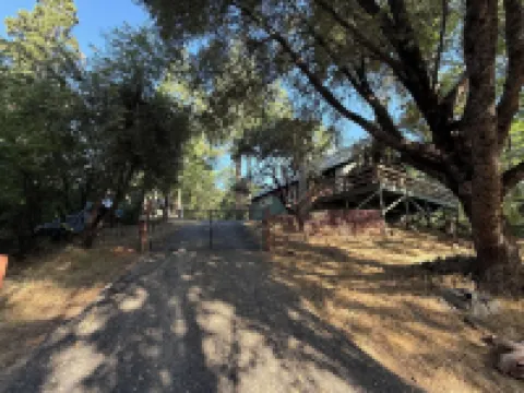Cozy 3-bedroom cabin in tranquil Wishon at Bass Lake near Yosemite National Park