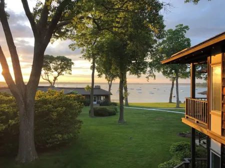 Private 1-bedroom waterfront apartment in fabulous Shelter Island Heights