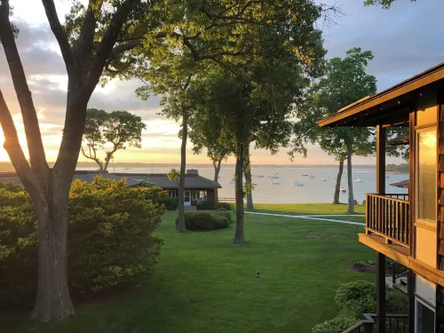 Private 1-bedroom waterfront apartment in fabulous Shelter Island Heights