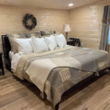 Treasured Moments Tiny Cabin Cottage in town and close to everything...