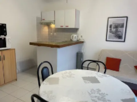 Apartment F2 with small garden on first floor, quiet, 200 m cure Hotels in Lamalou-les-Bains