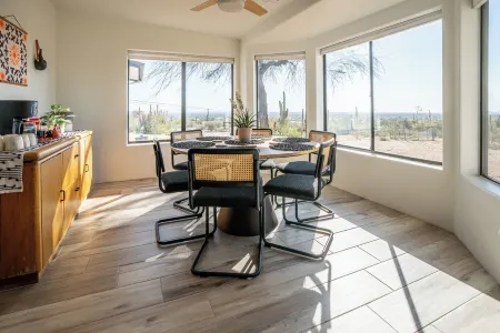 Desert Oasis, Stunning MTN View w/ Sparkling Pool & Hot Tub