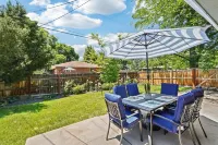 Cozy Pet & Family-friendly fully fenced beautiful  backyard