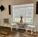 LPC 4 Vintage Fishing Cabin, Lake View, Boat Parking, close to boat ramp, slps 2