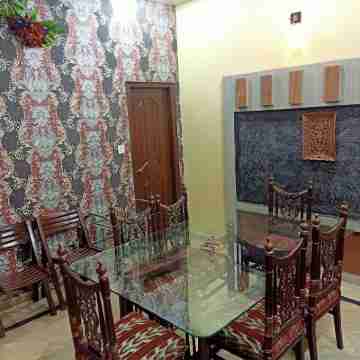 Affordable small family stay in Lahore Others