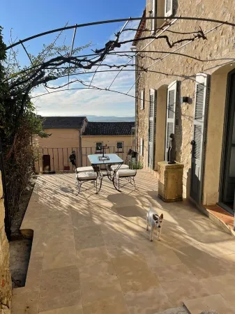 CHARMING AND LUXURIOUS APARTMENT Отели в г. Шатонёф-Грас